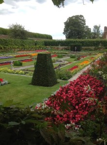 Gratuitous photograph of pretty gardens at Hampton Court Palace